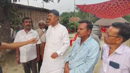 जलालगढ़: ललित की मौत की खबर सुनकर परिजन से मिलने पहुंचे कस्बा विधायक अफाक आलम