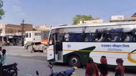 प्रतापगढ़: पीपलखुँट में दो ट्रोले की टक्कर, बाइक सवार को बचाने के चक्कर में बड़ा हादसा टला