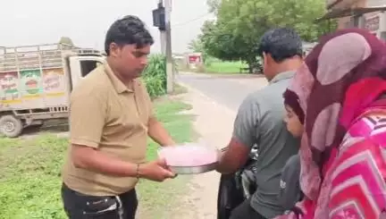 कैराना क्षेत्र के गांव अलीपुर में M.K.B महासभा टीम ने जल मिष्ठान ठंडा पानी शरबत शिविर लगाया डॉ सोनू कश्यप जिला अध्यक्ष