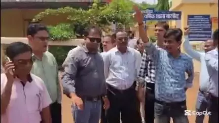 बालोद: युक्तियुक्तकरण का विरोध: सैकड़ों शिक्षकों ने सरकार की नीति का किया बहिष्कार, कहा- बच्चों का भविष्य खतरे में