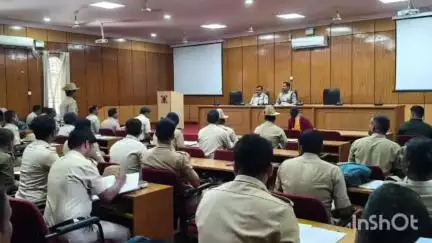ಚಿಕ್ಕಮಗಳೂರು: ನಗರದಲ್ಲಿ ಪೊಲೀಸ್ ಕಛೇರಿಯಲ್ಲಿ ನ್ಯಾಯಾಲಯ ಕರ್ತವ್ಯ ಪೊಲೀಸ್ ಅಧಿಕಾರಿಗಳೊಂದಿಗೆ ಎಎಸ್ಪಿ ಸಭೆ