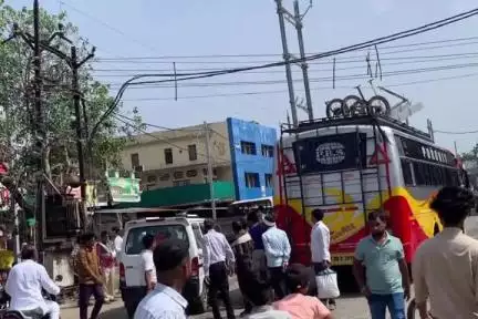 खिलचीपुर: खिलचीपुर बस स्टैंड पर बड़ा हादसा टला, झूलते बिजली के तारों से टकराई बस, निकली चिंगारियां