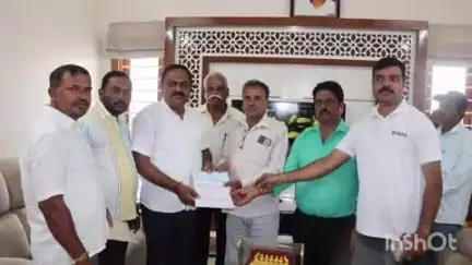 ಕಡೂರು: ಪಟ್ಟಣದ ರಾಮಬನಶಂಕರಿ ದೇವಾಲಯಕ್ಕೆ 3 ಲಕ್ಷ ಅನುದಾನದ ಚೆಕ್ ನ್ನು ವಿತರಿಸಿದ ಶಾಸಕ ಆನಂದ್