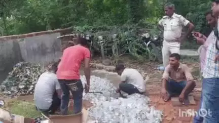 बिस्फी: बिस्फी थाना पुलिस ने पांच मामलों में जब्त 263.90 लीटर शराब को किया विनष्ट