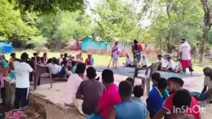 कुचाई: कुचाई के विभिन्न गांवों में बच्चों के अधिकार को लेकर नुक्कड़ नाटक का आयोजन