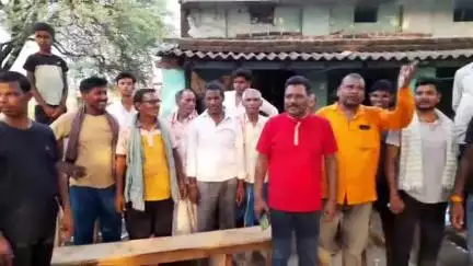 फुल्लीडूमर: खेसर बाजार में मधुवन सिंचाई बियर निर्माण को लेकर किसानों ने विधायक का किया घेराव