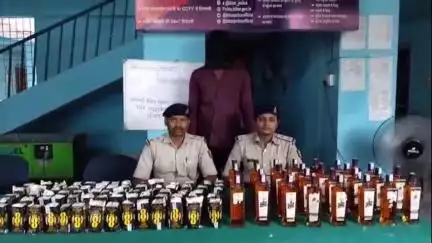 लौरिया: लौरिया पुलिस ने गोनौली नहर से 23 लीटर विदेशी शराब के साथ एक शराब कारोबारी को बाइक सहित किया गिरफ्तार