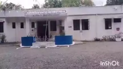 गोरेगाव: सार्वजनिक बांधकाम विभागाचे जीर्ण विश्रामगृह येथे संशयारित्या फिरत असलेल्या इसमावर गोरेगाव पोलिसात गुन्हा दाखल