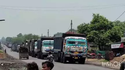 दुमका: दुमका-साहिबगंज मार्ग पर भुरकुंडा के पास हाइवा की टक्कर से 10 वर्षीय बच्ची घायल, लोगों ने सड़क को जाम किया