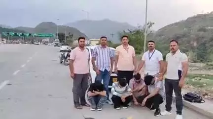 बिलासपुर सदर: बिलासपुर की स्पेशल डिडेक्शन टीम ने बलोह टोल प्लाजा के पास चार युवकों से भारी मात्रा में चरस पकड़ी