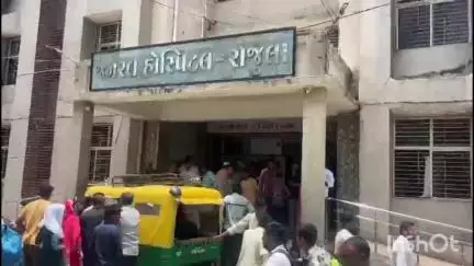 રાજુલા: મુખ્ય બજારમાં છરી વડે હુમલો કરનાર બંને આરોપીઓને ઝડપી પાડતી પોલીસ.