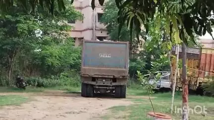 नौडीहा बाज़ार: सीओ ने ओवरलोड पत्थर से लदे हाइवा को जब्त किया