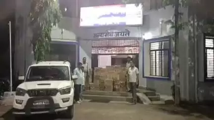 गढ़ाकोटा: दमोह-गढ़ाकोटा रोड पर पुलिस ने अवैध शराब पर की बड़ी कार्रवाई, स्कार्पियो से देशी-विदेशी शराब बरामद