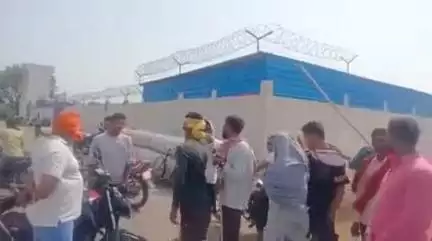 चकिया: मुरारपुर तिराहे से पुलिस ने 5 राशि भैंस और 2 राशि पड़िया पशुओं के साथ एक अभियुक्त को किया गिरफ्तार