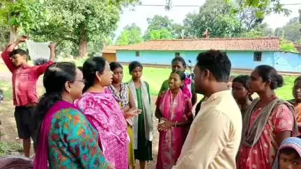 नोआमुंडी: दिरिबुरू के ग्रामीणों की समस्याओं से जिला परिषद सदस्य देवकी कुमारी हुईं अवगत