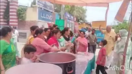 सहारनपुर: सर्किट हाउस रोड पर महिला मित्र मंडल ने मीठा जल वितरित कर राहगीरों की बुझाई प्यास