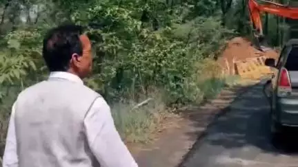 सडक अर्जुनी: आमदार राजकुमार बडोले यांनी केली सानगडी-नवेगाव-गोठणगाव-केशोरी-इळदा रस्त्याच्या कामाची पाहणी