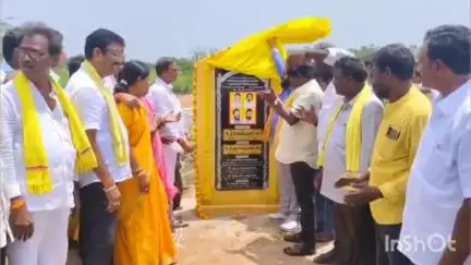 సోమవరప్పాడులో మంచినీటి ఓహెచ్ఎస్ఆర్ ట్యాంక్‌ల ఏర్పాటుకు శంకుస్థాపన చేసిన ఎమ్మెల్యే చింతమనేని ప్రభాకర్