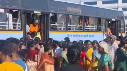 திருப்பூர் தெற்கு: நாளை பள்ளிகள் திறப்பதை முன்னிட்டு வெளியூர் சென்றவர்கள் திருப்பூர் திரும்பி வர ஏதுவாக சிறப்பு பேருந்துகள் இயக்கப்பட்டது