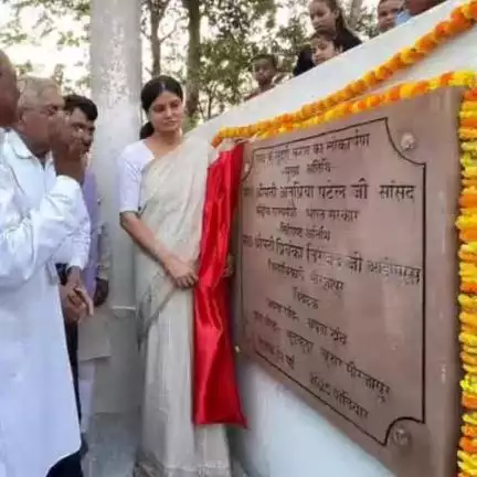 चुनार: भुरकुड़ा में केंद्रीय मंत्री ने स्नान घाट और अशोक स्तंभ का किया लोकार्पण