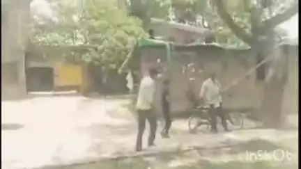 निघासन: दुर्जन पुरवा गांव में जमीनी विवाद को लेकर दबंगों ने महिला की झोपड़ी तोड़ी, विरोध करने पर महिला के साथ की मारपीट