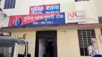 टोंक: हाउसिंग बोर्ड निवासी एक महिला ने अपने पुत्र के आत्महत्या के मामले में पति के खिलाफ पुरानी टोंक थाने में दी रिपोर्ट