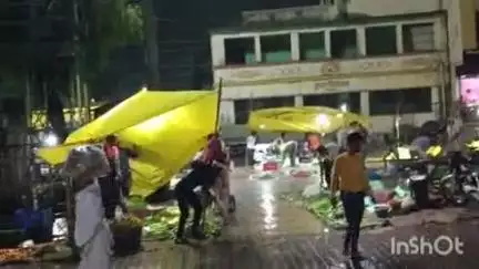अकोट: अचानक आलेला पावसामुळे यात्रा चौक येथील भाजी विक्रेते यांचे नुकसान नागरिकांची धावपळ