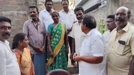 పలివెల గ్రామంలో మరణించిన టీడీపీ కార్యకర్త కుటుంబానికి 5 లక్షల రూపాయల చెక్కును అందజేసిన ఎమ్మెల్యే బండారు సత్యానందరావు.