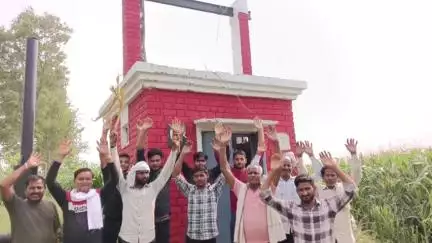 किशनी: किशनी तहसील में सरकारी नलकूप खराब होने पर ग्रामीणों ने किया प्रदर्शन, एसडीएम को दिया ज्ञापन