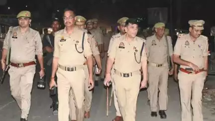 टांडा: रविवार को थाना अज़ीम नगर क्षेत्र में आगामी बकरा ईद के मद्देनज़र पुलिस अधीक्षक ने भारी पुलिस बल के साथ किया पैदल मार्च
