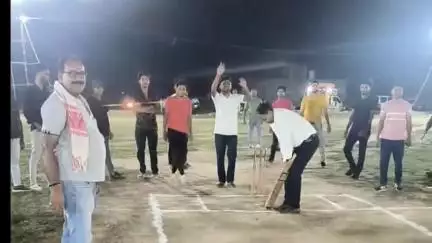 चौपारण: बीघा में लड्डू गोपाल रात्रि क्रिकेट टूर्नामेंट के दूसरे दिन थाना प्रभारी अनुपम प्रकाश ने बैटिंग कर किया उद्घाटन