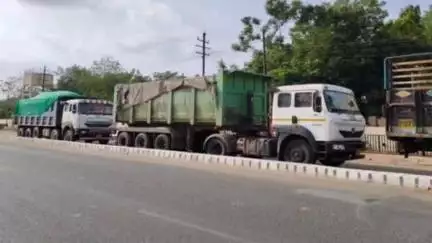 નખત્રાણા: આરટીઓ સાથે સંકલન કરી ઓવરલોડ વાહનો સામે કાર્યવાહી કરતી નખત્રાણા પોલીસ