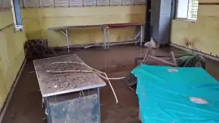 नगर: नगर तालुका येथे खासदार लंकेकडून रस्ते फुलांची दुरुस्ती खासदार लंके यांनी केली आरोग्य केंद्रांची स्वच्छता