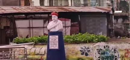 वर्धा: "वर्ध्याच्या 'गोल बाजार'ची दुरवस्था: टिळकांच्या पुतळ्याभोवती घाणीचे साम्राज्य",नगर प्रशासन कधी जागे होणार?