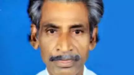 കൊല്ലം: പെരുമ്പുഴയിൽ പൊട്ടിവീണ വൈദ്യുതി ലൈനിൽ നിന്ന് ഷോക്കേറ്റ് ഗൃഹനാഥൻ മരിച്ചു