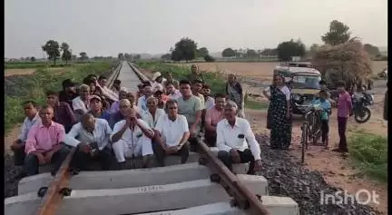 મોડાસા: બામણવાડામાં રેલવે ટ્રેકની કામગીરી દરમિયાન રોડ ન બનાવતા સ્થનિકોનો વિરોધ #Jansamasya