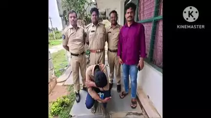 రామకృష్ణాపురంలో నాటు సారా స్థావరాలపై దాడి చేసిన సీఐ అశోక్ కుమార్