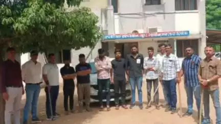 ગાંધીનગર: શહેરમાં રિલાયન્સ ચોકડીથી ઘોળાકુવા સર્કલ તરફ જતા રસ્તા પર એક વ્યક્તિ પર હુમલા કરનાર શખ્સો ઝડપાયા