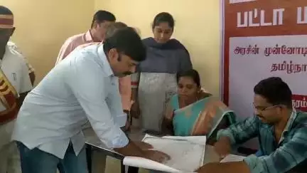 நல்லம்பள்ளி: ஒட்டப்பட்டியில் தமிழ்நாடு வீட்டு வசதி வாரியத்தின் சார்பில்  பட்டா மாறுதல்  முகாமில் கலெக்டர் சதீஷ் பார்வையிட்டார்.