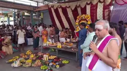 பொன்னேரி: சிறுவாபுரி பாலசுப்ரமணியர் திருக்கோயிலில் முருகன் வள்ளி, தெய்வானை திருக்கல்யாணம் வெகு விமரிசையாக நடைபெற்றது.