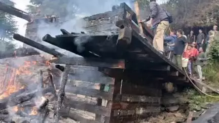 कुल्लू: कुल्लू के जाणा गांव में भीषण अग्निकांड, 2 परिवारों का अढ़ाई मंजिला मकान जलकर हुआ राख