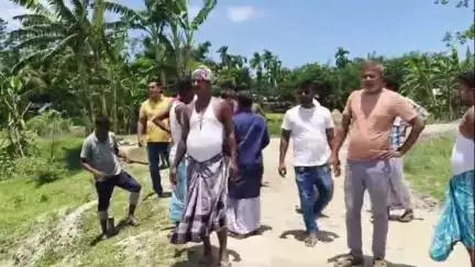 লক্ষীপুৰ: কাউৰাত বিভাগীয় ভাৱে পূজি আবণ্টনৰ পিছতো ঠিকাদাৰে কাম নকৰাত যাতায়তৰ  ক্ষেত্ৰত ৰাইজৰ মাজত হাহাকাৰ