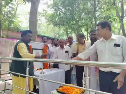 पटमदा: पटमदा कॉलेज के संस्थापक सचिव स्व. भवतारण महतो की जयंती पर चित्र अनावरण