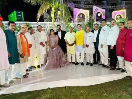 राजगढ़: राजगढ़ के संस्कृति होटल में भाजपा नेताओं के साथ राज्यमंत्री जिला कोषाध्यक्ष की पुत्री की सगाई में हुए शामिल
