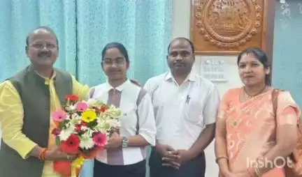 सरई: राज्यमंत्री दिलीप जायसवाल ने सरई क्षेत्र की 10वीं की टॉपर प्रज्ञा को किया सम्मानित