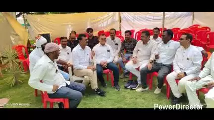 जुन्नारदेव विधायक सुनील उइके के नेतृत्व में कांग्रेसी कार्यकर्ताओं ने शिकारपुर में पूर्व सीएम कमलनाथ से मुलाकात की
