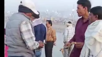जिले में नाविकों ने अवैध वसूली का लगाया आरोप, पुलिस से की शिकायत