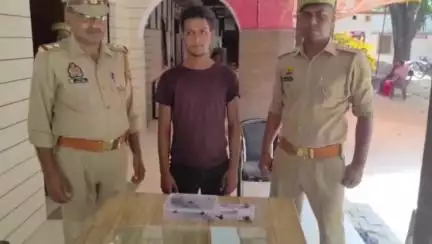 मेहनगर: कंधरापुर थाना पुलिस ने सौरा गांव के पास से अवैध असलहा और कारतूस के साथ एक शातिर अपराधी को गिरफ्तार कर भेजा जेल