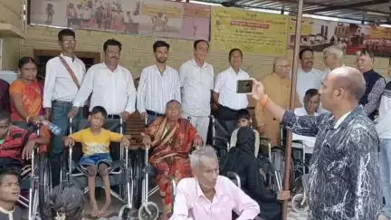 चान्हो: बरीयातू में दिव्यांग और वृद्धजनों के बीच निःशुल्क सहायक उपकरण वितरित किए गए