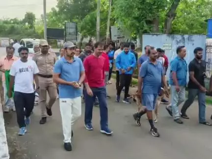தென்காசி: நடைபயிற்சி தளத்தில் பொதுமக்களிடையே விழிப்புணர்வு ஏற்படுத்தும் வகையில் 8 கி.மீ., நடைப்பயிற்சி மேற்கொண்ட கலெக்டர்
